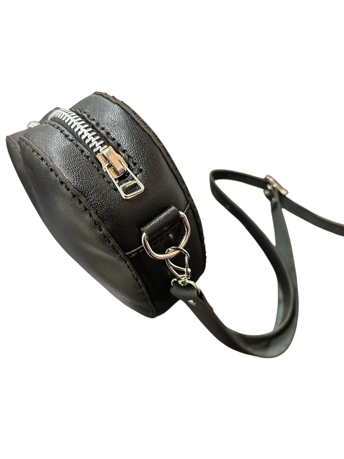 🖤 Bolsa Coração Preta em Couro Legítimo – Design Exclusivo com Zíper Tratorado