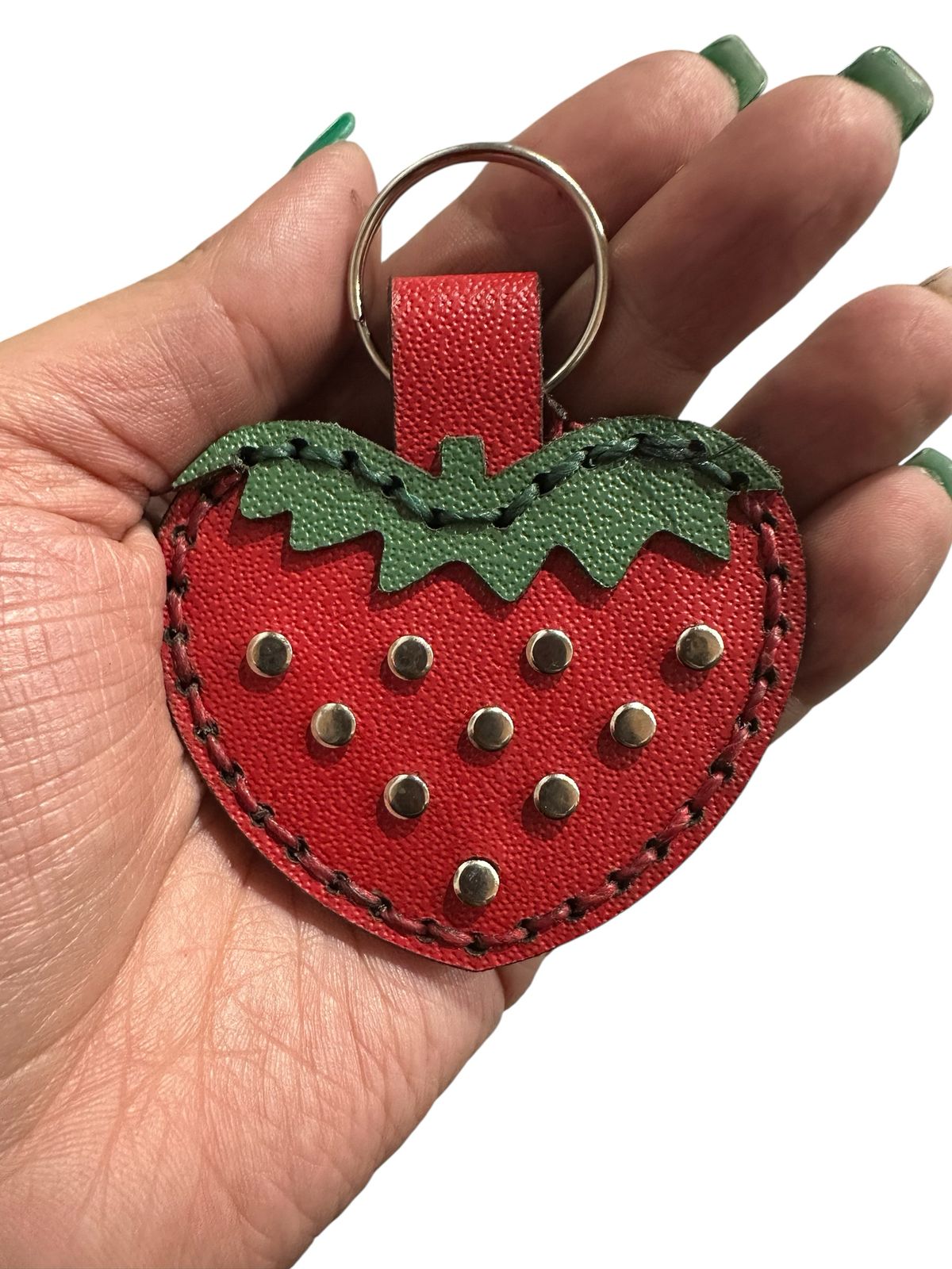 🍓 Chaveiro Morango em Couro Legítimo – Feito à Mão