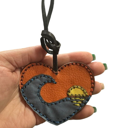 Chaveiro de Couro Coração com Paisagem do Mar – Artesanal e Exclusivo